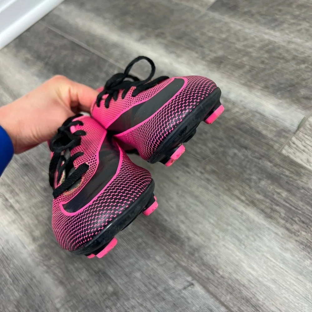 Nike Juniors Pink Soccer Cleats‎